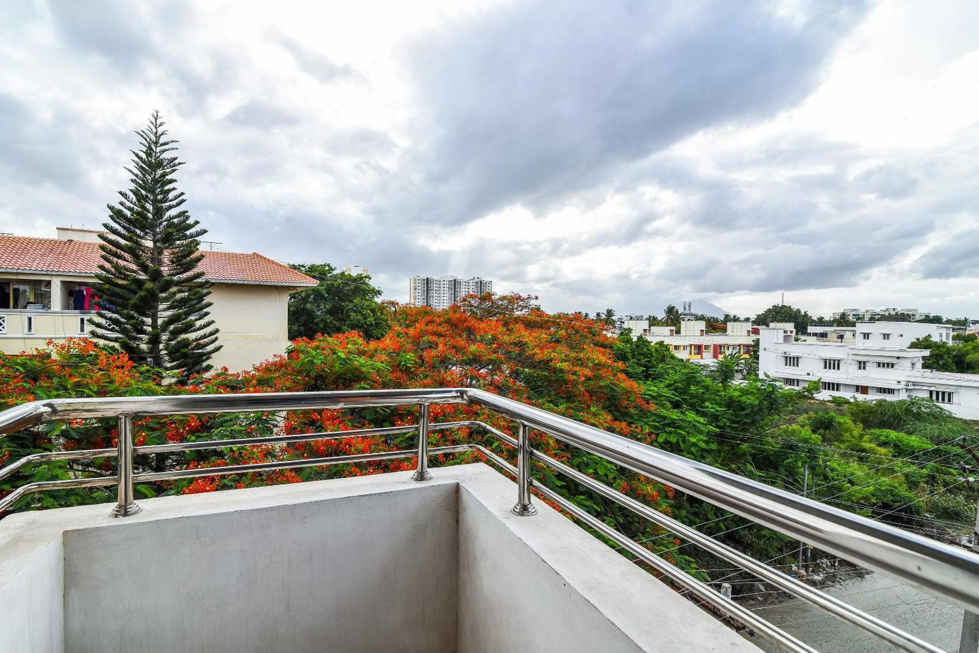 Oyo Flagship Lotus Lakeview Apartments Singānallūr Exterior foto